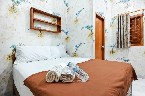 Queen Residence Ancol RedPartner - guesthouses
