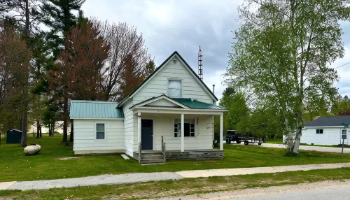 Charming 3-bedroom house in Trout Lake close to trails & lakes. - Homestays