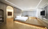 Tongyeong Tourist Hotel - parking