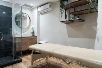 City Escape with Pool, Gym & Spa - Homestays