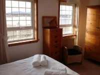 Tranquil Loch side cottage in the Hebrides - Country Houses