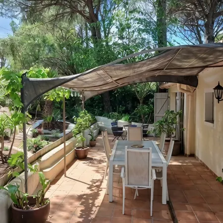 Superb villa with pool, 3 bedrooms, 2 bathrooms, large living room.......