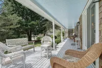 3-bedroom house in charming Oak Bluffs with WiFi, AC. Start your vacation - 4-stjärniga