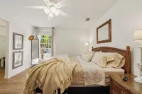 Charming 3-bedroom house in lovely Foley just 7 miles to the beach.