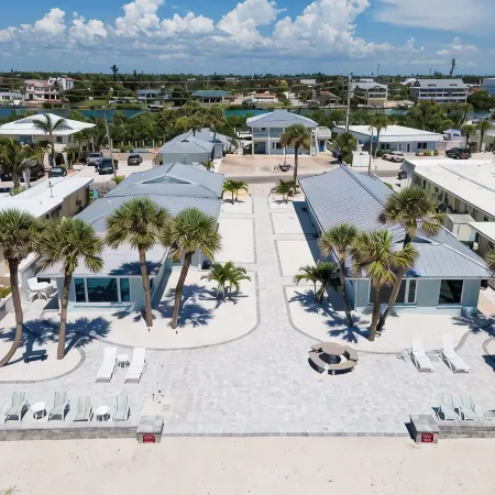 Sunset Boulevard - Beachfront with Tiki hut