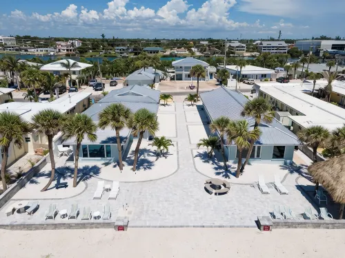 Sunset Boulevard - Beachfront with Tiki hut