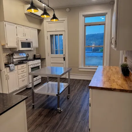 Charming Downtown Apartment with Bluff Views in Historic Decorah. โรงแรมในเดคอราห์