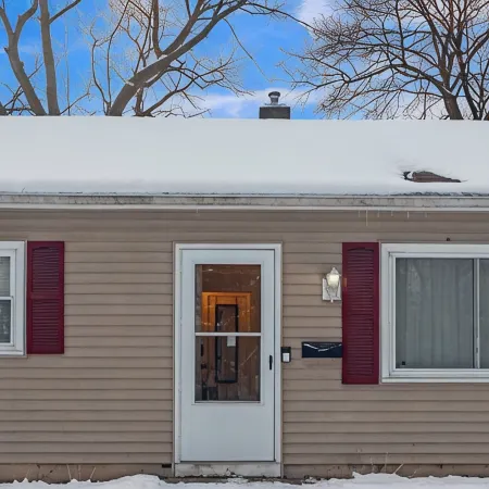 MSU Area, 65 Inch TV, Elevated Deck, Pets Welcome, Full Kitchen,  TV in Bedroom.