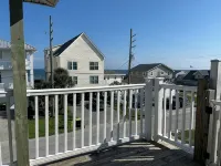 Charming and convenient 4 BR house in the heart of Surf City! - Wifi