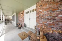 5Br Group Getaway, Backyard Games + Patio - Homestays