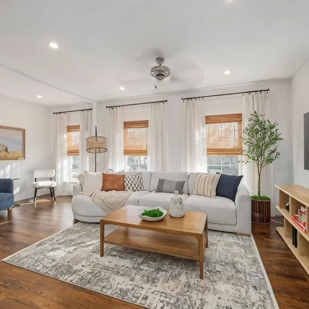 Cozy Luxe Apartment Near Western & St. Joseph’s