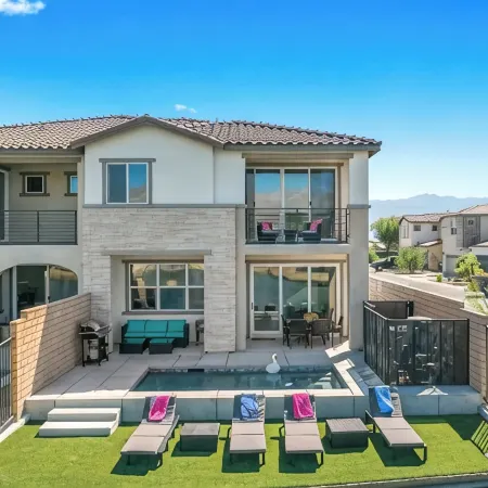 Lakefront Luxury Villa 4 bedroom+loft with Pool