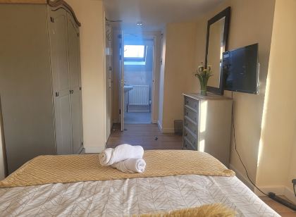 Large 5 bedroom town-centre home close to the beach, sleeps 9.