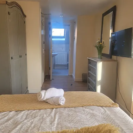 Large 5 bedroom town-centre home close to the beach, sleeps 9.