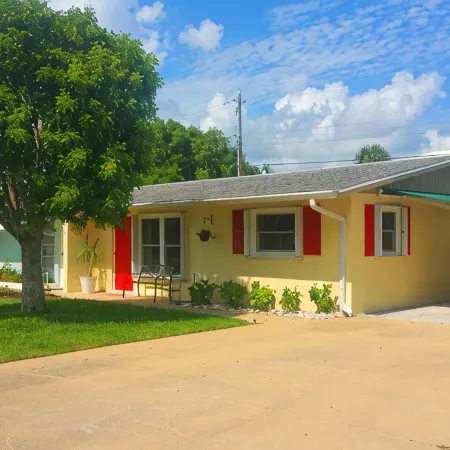 2 Bedroom 1,079 sf Cottage. Dock. Full Kitchen, WI-FI,HDTV, Parking & Pets ok.