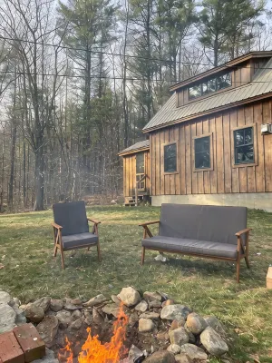 Cheerful Tiny Cabin hideaway near hiking, skiing & snowmobiling in small town VT