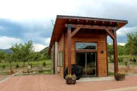 Modern Tiny House in Apple Orchard w/Mountain View! Between Zion and Bryce - Mountain view