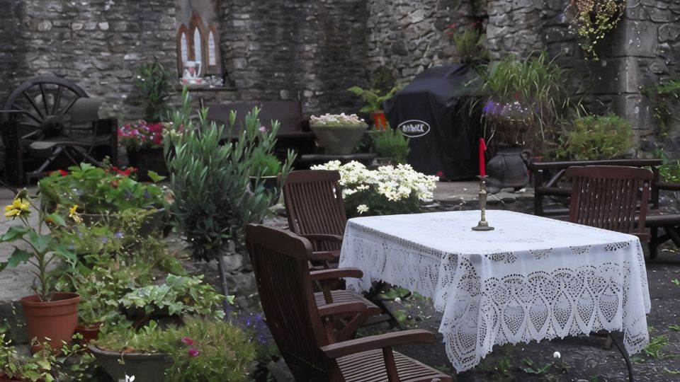 Private Annex to Manor Sleeps 6