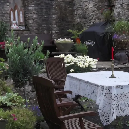 Private Annex to Manor Sleeps 6