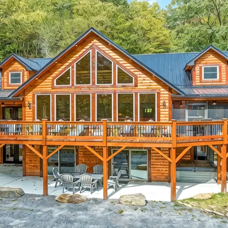 4 Loves Lodge - Main Home Sleeps 22, 5 BR, 5 1/2 BA, Pet Friendly