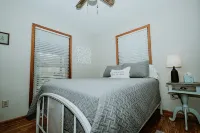 Riverfront cabin on Chauga River "Boarhogs  Place"