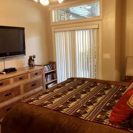 End of Summer Price Drop! Snowbasin Lakeside Luxury 3Bd.Hot Tub.Garage. 2300Sqft