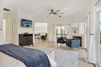 Luxurious Delray Beach Waterfront Pool Home with VIP Beach Passes! Pet Friendly! - พร้อมระเบียง