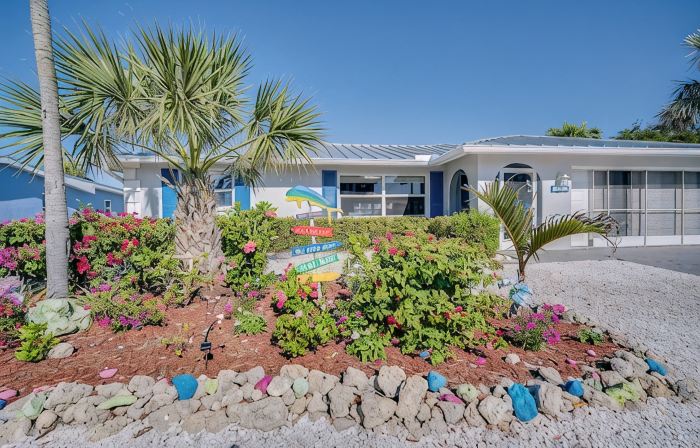50’ of Dock for your boats. Hot tub, Boatlift, walk 2 restaurants Xtra parking.