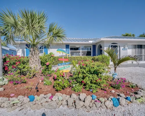 50’ of Dock for your boats. Hot tub, Boatlift, walk 2 restaurants Xtra parking. Hotels in Matlacha