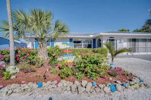 50’ of Dock for your boats. Hot tub, Boatlift, walk 2 restaurants Xtra parking.