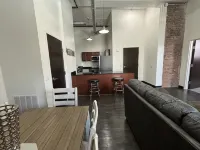 Toledo Tranquility: Luxe 2-Bed Retreat - Your Perfect Stay Awaits! ADA compliant - homestay