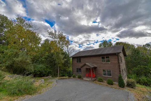 Cabin 114, Luxury 6 bedroom, 3 bath cabin minutes from Downtown Lexington!