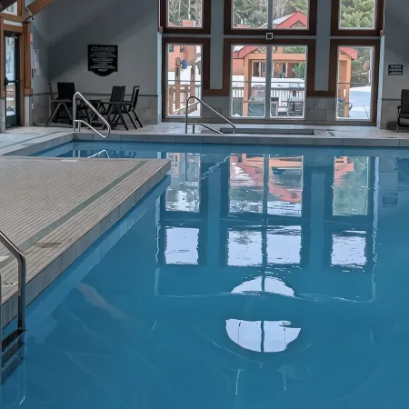 Cozy 3-bedroom/3-bathroom Townhouse, minutes from Loon Mt with an indoor pool