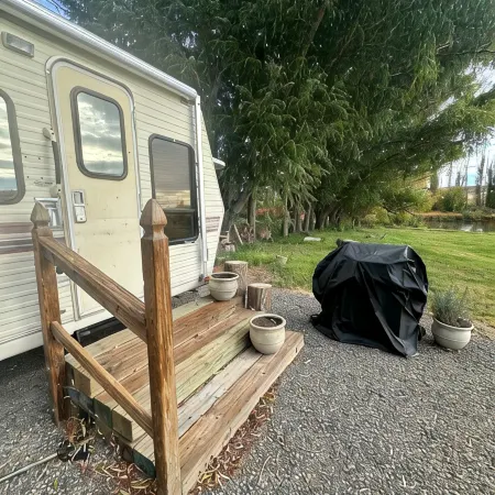 Cozy mobile home on the river in Benton City with WiFi and AC