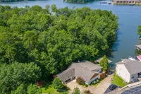 Secluded Cove Lake House - Hot Tub & Boat Dock! - 5 звезд