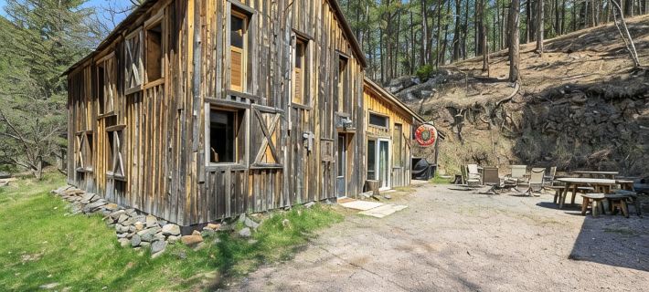The Barn minutes from Mt Rushmore Hotels in Keystone