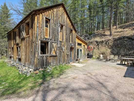 The Barn minutes from Mt Rushmore