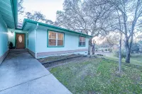 Large recently remodeled home close to Yosemite.  Hot tub, EV, Game room. - Boutique