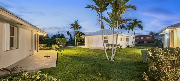 Golf Cart Included, Bimini Villa, Treasure Cay, Bahamas, 100 yards from beach Hotels in Great Abaco