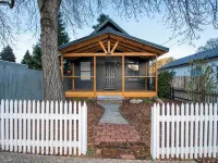 Warren House · 1800s Cottage · Hot Tub · Game Room · 3Br · Downtown Rogue River Hotels in Rogue River