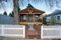Warren House · 1800s Cottage · Hot Tub · Game Room · 3Br · Downtown Rogue River