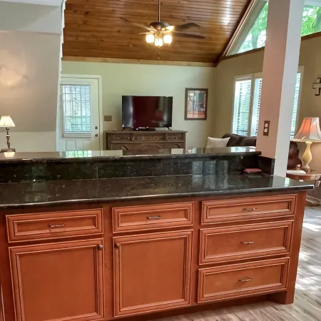 Blade Bay - Beautiful Remodeled cabin, close to everything, pet friendly!