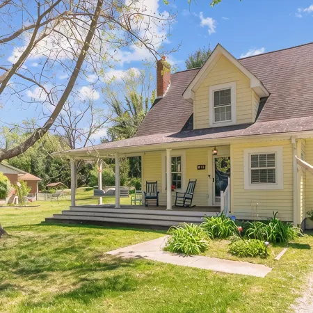 Yellow Bird Cottage - Cozy home minutes from Radford University, with large deck