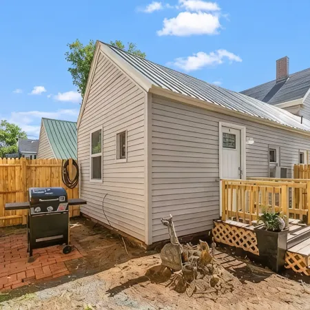 10 Min Walk to Lake w/Private HOT TUB & patio!