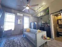 Stylish Pet-Friendly 1BR Studio with fenced in back yard, private parking, WIFI - Wifi