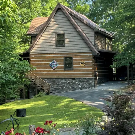 A~Bears Den- Pet Friendly, Hot Tub, 2 King Suites, Minutes to GSMNP!