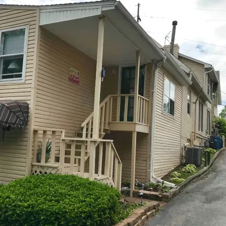 Spacious 3 Bedroom in Downtown Danville: Welcome to 4th Street Retreat