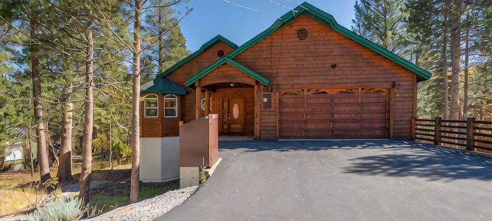 New! Tahoe Donner Alder Creek Retreat with Hot Tub. 5 BD//2.5BA โรงแรมในทรัคกี้