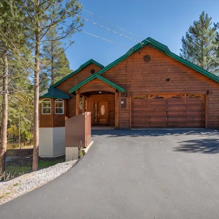 New! Tahoe Donner Alder Creek Retreat with Hot Tub. 5 BD//2.5BA