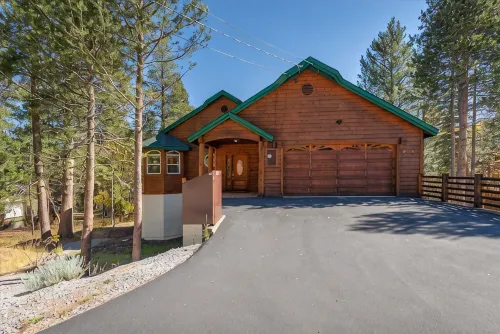 New! Tahoe Donner Alder Creek Retreat with Hot Tub. 5 BD//2.5BA